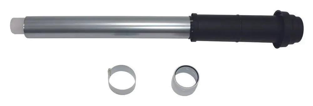 Vaillant Dachdurchführung aus Metall, bestehend aus einem langen Rohr in Schwarz und einem silbernen Abschnitt, dazu zwei Montageclips.